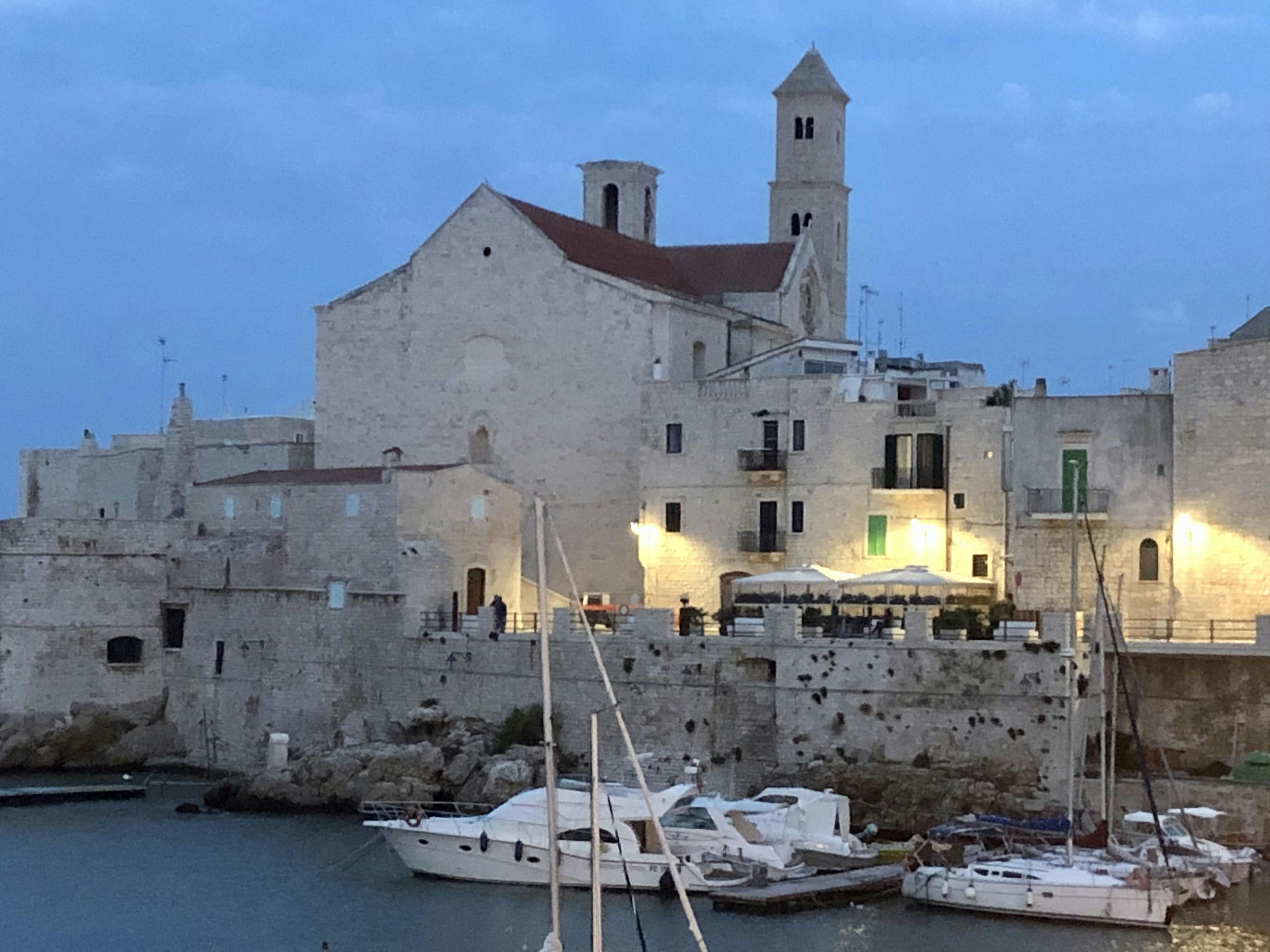 Casa para alugar por € 1.800 por mês em Giovinazzo, Lungomare Marina Italiana