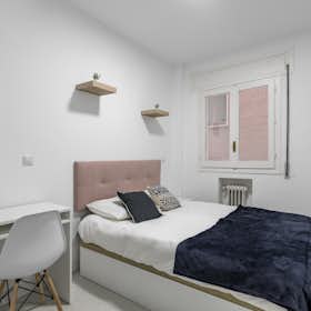 Private room for rent for €540 per month in Madrid, Calle de Sebastián Elcano
