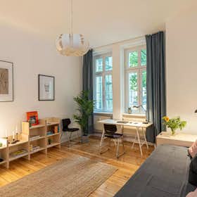 Apartment for rent for €1,390 per month in Berlin, Meyerheimstraße
