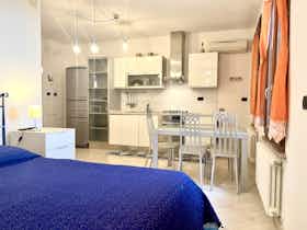 单间公寓 正在以 €1,500 的月租出租，其位于 Siena, Via del Fosso