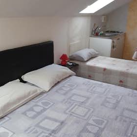 Appartement te huur voor € 1.200 per maand in Turin, Strada del Cascinotto