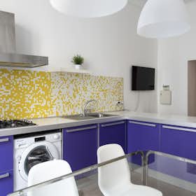 Apartment for rent for €2,365 per month in Milan, Via Vetere