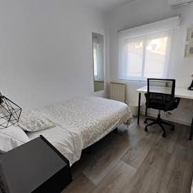 Private room for rent for €500 per month in Madrid, Calle de Cayetano Pando