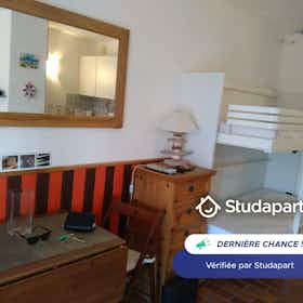 公寓 正在以 €655 的月租出租，其位于 Saint-Cyr-sur-Mer, La Madrague