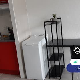 Apartment for rent for €700 per month in Grenoble, Rue Adrien Ricard