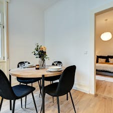 Apartment for rent for €1,850 per month in Stuttgart, Hahnstraße