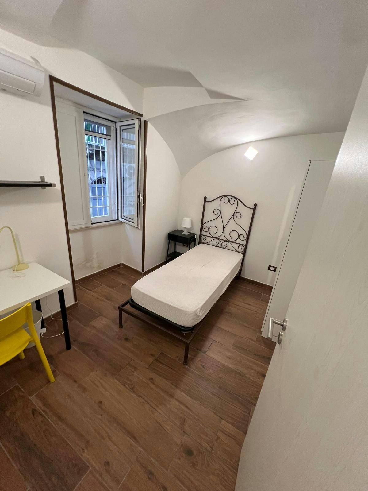 Privé kamer te huur voor € 450 per maand in Naples, Vico Santa Maria della Purità