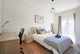 Apartment for rent for €700 per month in Lisbon, Avenida da República
