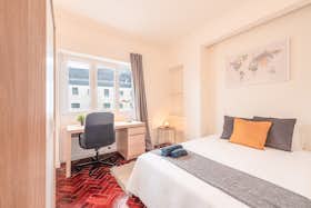 Private room for rent for €700 per month in Lisbon, Avenida Duque de Loulé