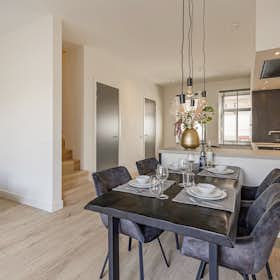 Apartment for rent for €6,400 per month in Amsterdam, Linnaeusdwarsstraat