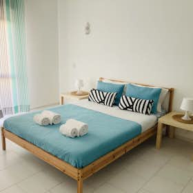 Apartment for rent for €1,200 per month in Albufeira, Rua Raúl Brandão