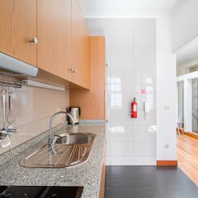 Apartment for rent for €1,550 per month in Porto, Rua da Porta do Sol
