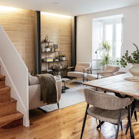 Apartment for rent for €3,800 per month in Lisbon, Escadinhas Damasceno Monteiro