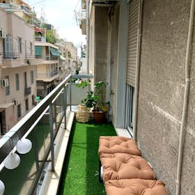 Private room for rent for €325 per month in Athens, Mavromichali