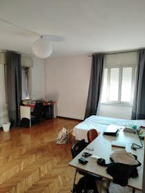 Mehrbettzimmer zu mieten für 350 € pro Monat in Padova, Via Makallè