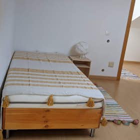 Private room for rent for €700 per month in Cascais, Rua António Sacramento