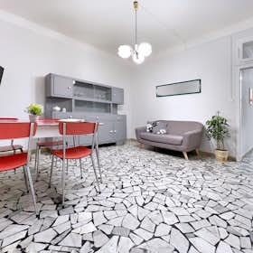 Appartement te huur voor € 1.500 per maand in Bologna, Via Montebello