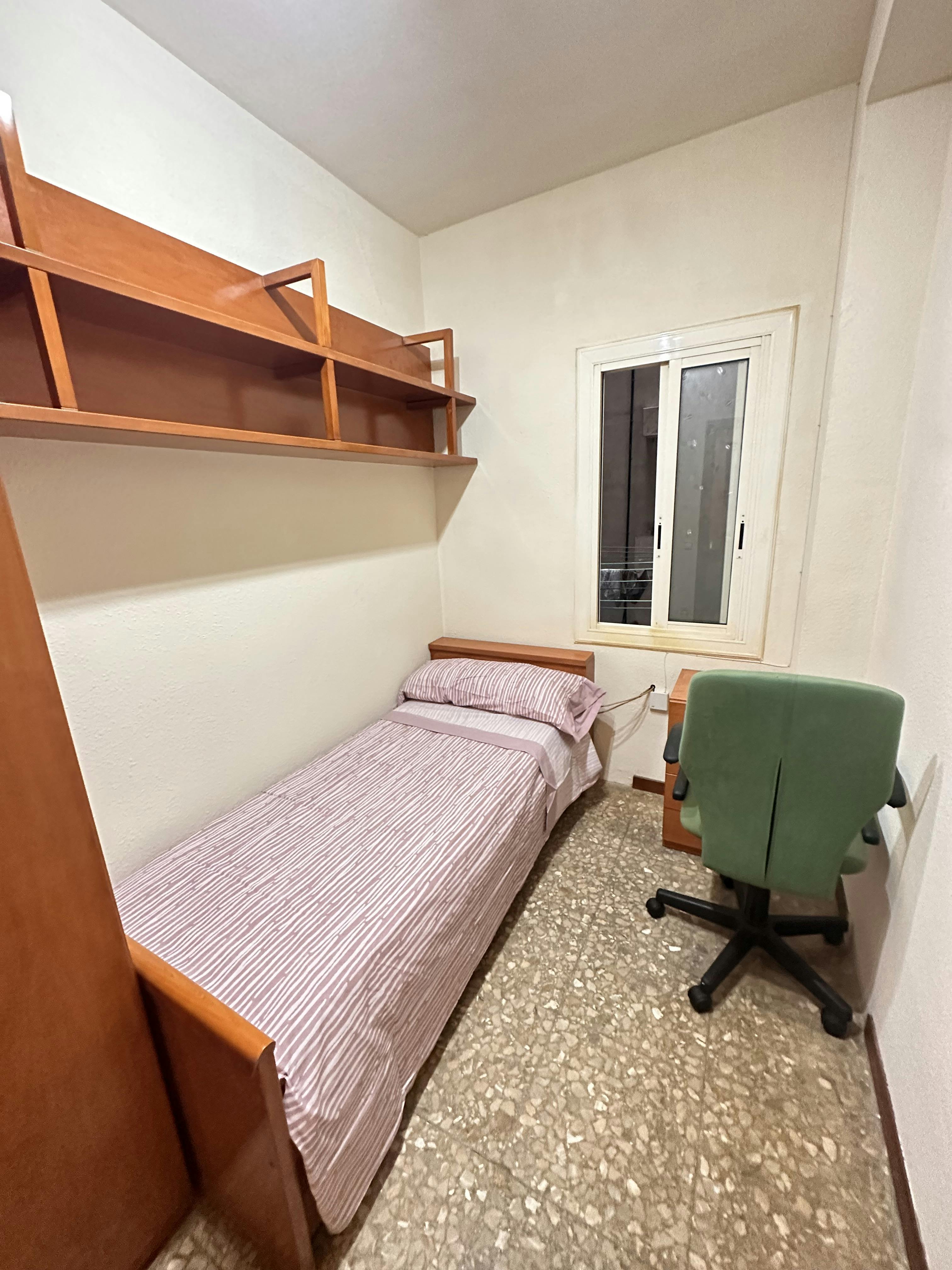 Private room for rent for €520 per month in Barcelona, Carrer de Padilla