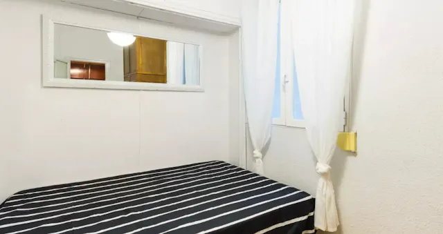 Private room in Calle de Santa Cruz de Marcenado, Madrid (1334069) room image 1