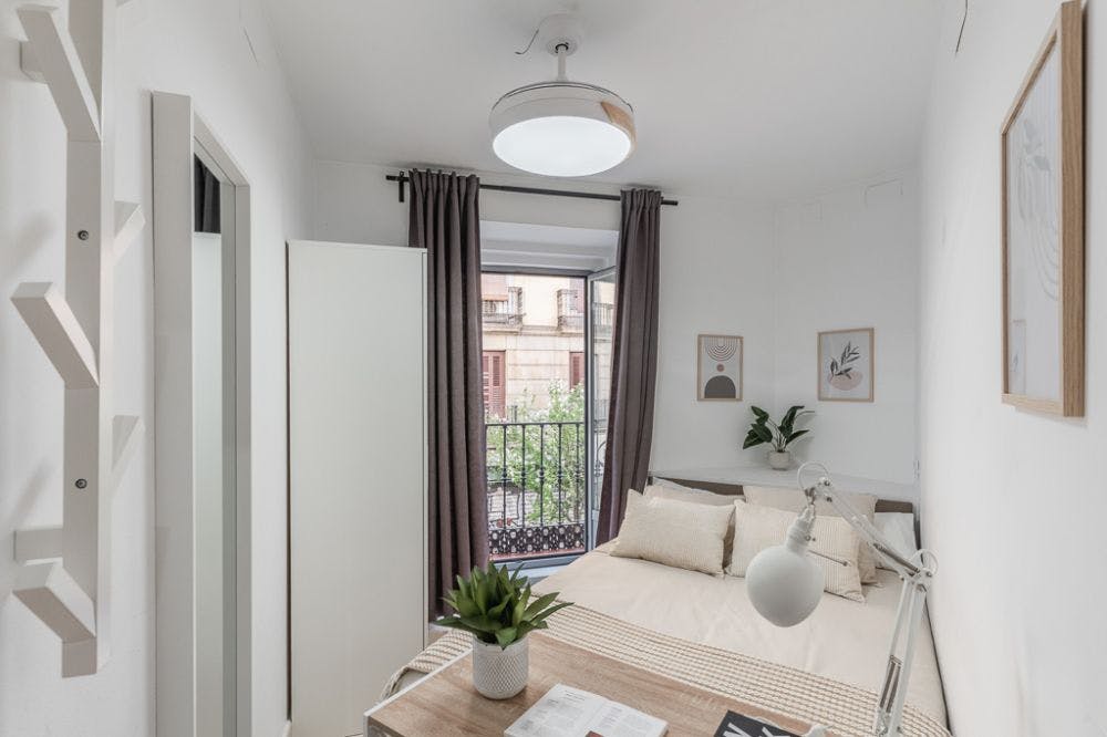 Private room for rent for €660 per month in Madrid, Plaza de Santa Cruz