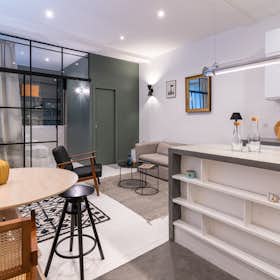 Apartment for rent for €2,300 per month in Paris, Rue Custine