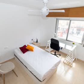 Private room for rent for €325 per month in Valencia, Carrer Aben al Abbar