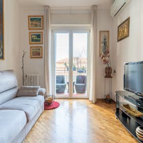 Apartment for rent for €2,500 per month in Milan, Via Voghera