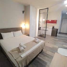 Studio for rent for €3,000 per month in Athens, Miltiadou