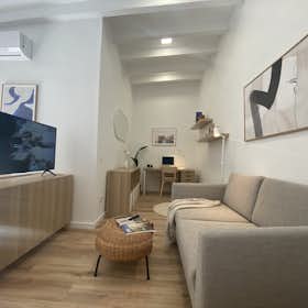 Apartment for rent for €2,590 per month in Barcelona, Carrer de Badajoz