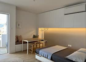 Appartement te huur voor € 950 per maand in Athens, nikolaou plastira