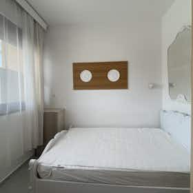 Appartement te huur voor € 650 per maand in Thessaloníki, Kleious