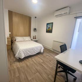 Private room for rent for €590 per month in Madrid, Calle de Cayetano Pando