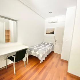 Private room for rent for €660 per month in Madrid, Calle de Gaztambide