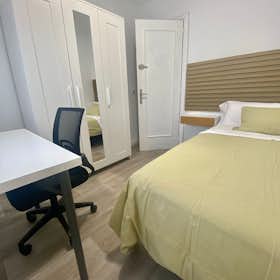 Private room for rent for €575 per month in Madrid, Calle de Cayetano Pando