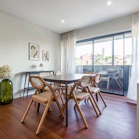 Apartment for rent for €2,000 per month in Porto, Praça das Flores