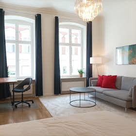 Apartment for rent for €2,600 per month in Berlin, Linienstraße