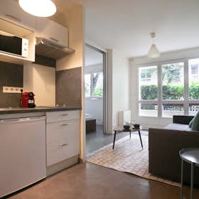 Apartment for rent for €1,800 per month in Paris, Passage Gambetta