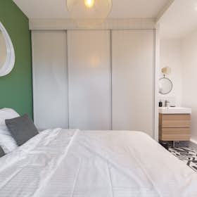 Apartment for rent for €3,400 per month in Paris, Rue Balard