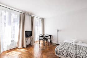 Studio for rent for €1,700 per month in Paris, Rue de la Michodière