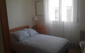 私人房间 正在以 €360 的月租出租，其位于 Pamplona, Calle de Julián Gayarre