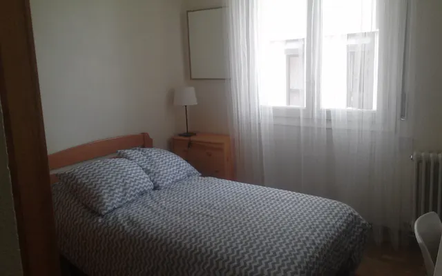 Private room in Calle de Julián Gayarre, Pamplona room image 1