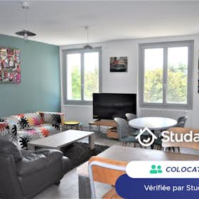 Private room for rent for €405 per month in Saint-Étienne, Boulevard Valbenoîte