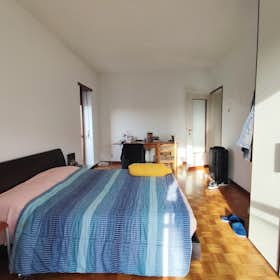Shared room for rent for €900 per month in Cologno Monzese, Via Merano