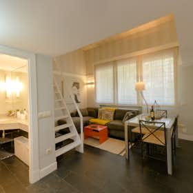 单间公寓 正在以 €1,380 的月租出租，其位于 Madrid, Calle de San Martín de Porres