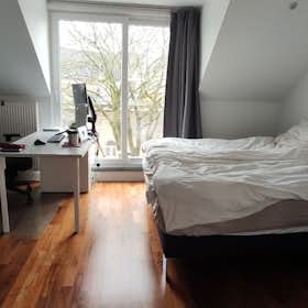 Apartment for rent for €1,350 per month in Ixelles, Rue du Trône