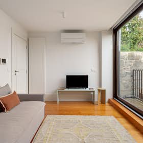 Apartment for rent for €2,000 per month in Porto, Rua da Vitória