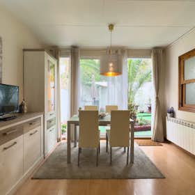 Apartment for rent for €2,300 per month in Barcelona, Carrer de Cornet i Mas