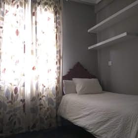 私人房间 正在以 €500 的月租出租，其位于 Bilbao, Luzarra kalea