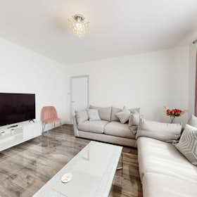 Casa para alugar por £ 3.257 por mês em Hounslow, Heath Road