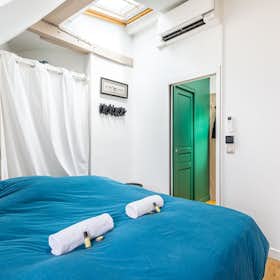 Apartment for rent for €2,217 per month in Paris, Rue d'Assas